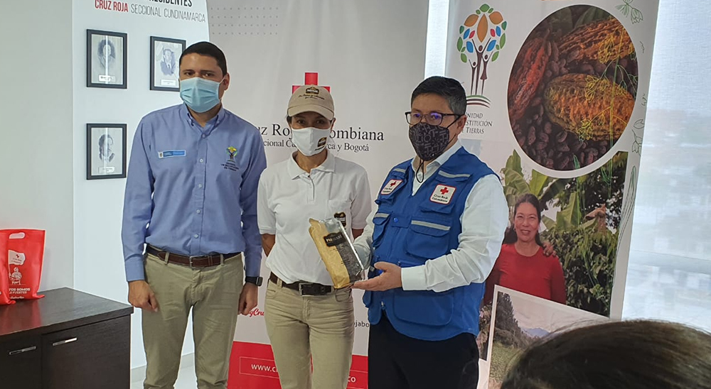 Cruz Roja Colombiana firma contrato de comercialización con campesinos restituidos de La Palma, Cundinamarca