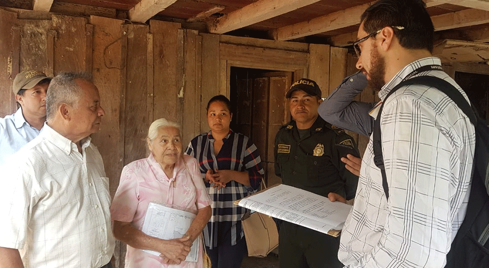 Juez de restitución y Unidad de Restitución de Tierras (URT) entregaron predio a familia víctima de la violencia en El Carmen de Chucurí