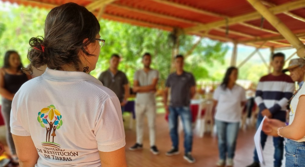 Jóvenes restituidos del municipio de Policarpa en Nariño participaron de segundo encuentro de diálogo intergeneracional desarrollando por la Unidad de Restitución de Tierras para incentivar el trabajo mancomunado entre jóvenes y personas mayores para la sostenibilidad del proceso de restitución de tierras. 