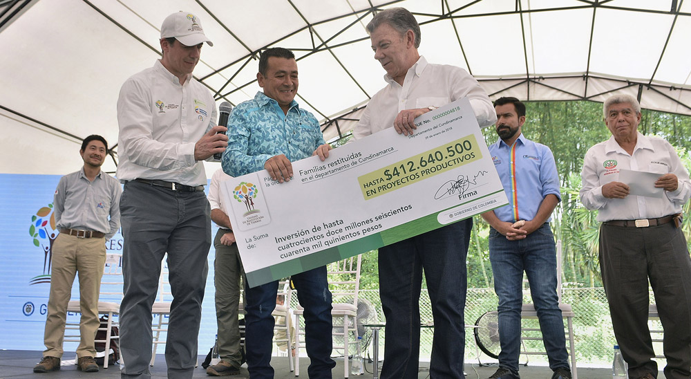 Presidente Santos entrega títulos de tierras a campesinos de La Palma