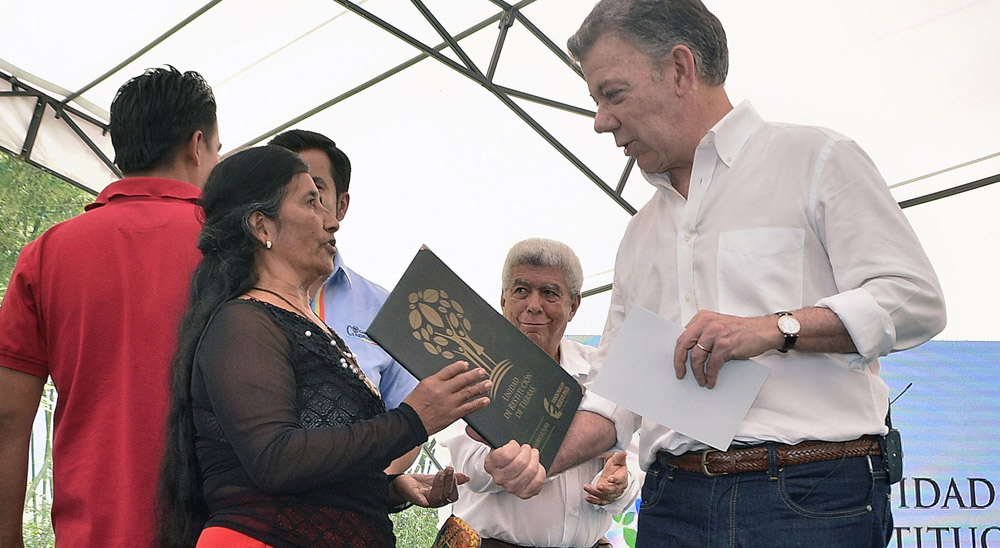 Presidente Santos entrega títulos de tierras a campesinos de La Palma