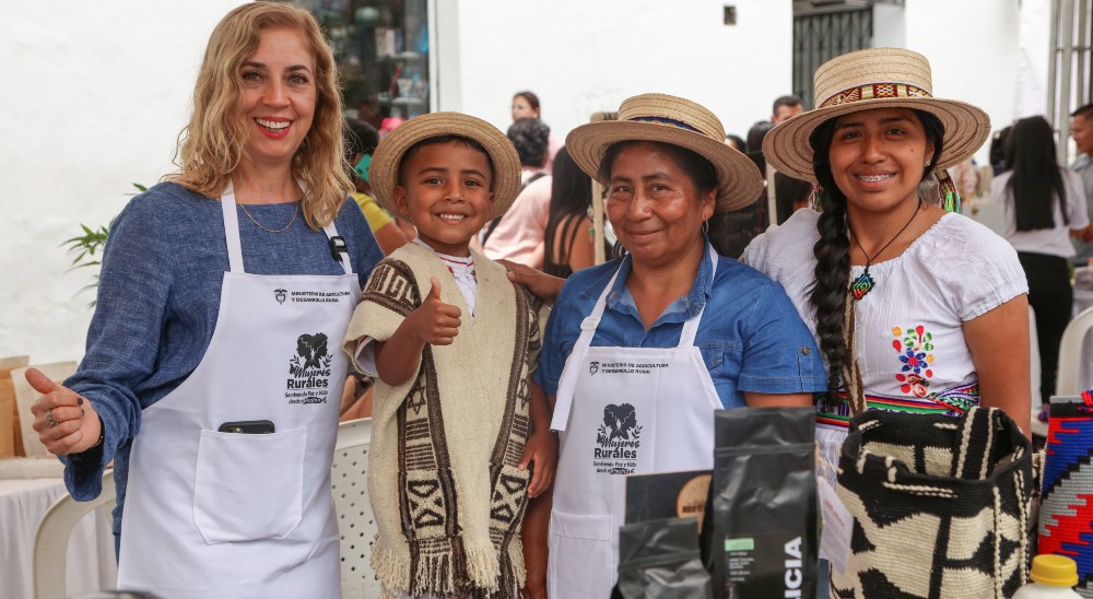 Participando en mercado campesino,  beneficiarias de restitución celebran el Día Internacional de las Mujeres Rurales