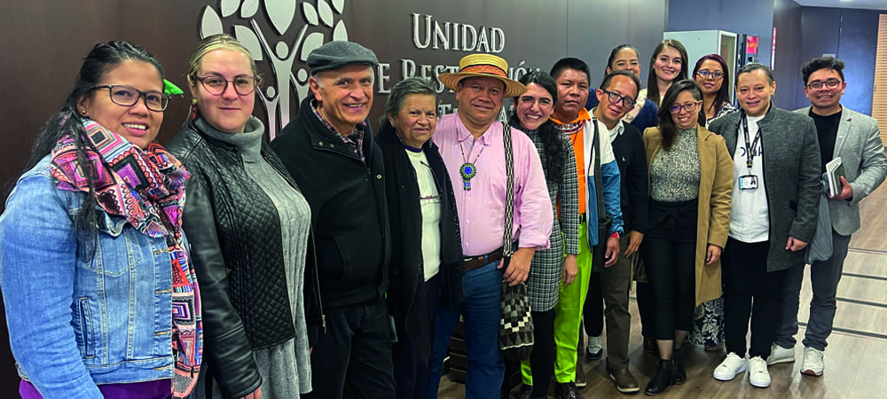 Los cuatro ganadores del “XI Premio Nacional de Derechos Humanos en Colombia” se reunieron con Giovani Yule, director general de la Unidad de Restitución de Tierras, con el fin de socializar algunos casos específicos de devolución de predios a sus legítimos dueños. 