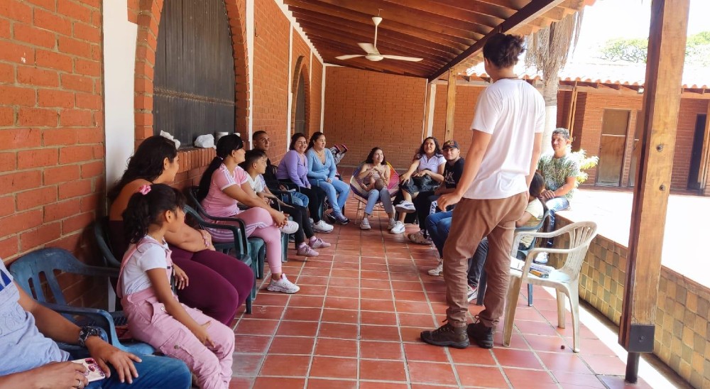 En el marco de un encuentro de Complemento Generacional desarrollado en Cúcuta, la Unidad descubrió el talento de la ocañera Cielo Aguirre, quien recreó la historia familiar a través de la composición poética titulada ‘Víctimas’.