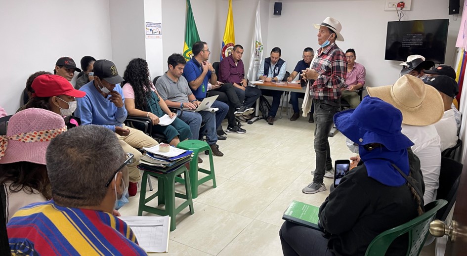 Veintidós personas integrantes de la Asociación Rural Campesina Víctimas de Colombia que protestaron frente a la oficina de la Unidad de Restitución de Tierras (URT) en Neiva, fueron en las oficinas de la URT junto con los representantes de la Agencia Nacional de Tierras (ANT), la Defensoría del Pueblo, Personería, Gobernación del Huila, la Procuraduría General de la Nación, la alcaldía municipal de Neiva y la Unidad para las Víctimas.