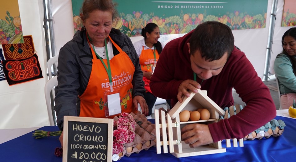 El proyecto avícola de Fanny Duarte y su familia fue invitado a la Feria “Emprende Paz” que se llevó a cabo la segunda semana de abril en la Plaza Bolívar de Bogotá, con alrededor de 70 emprendimientos de familias víctimas del conflicto armado en Colombia. 