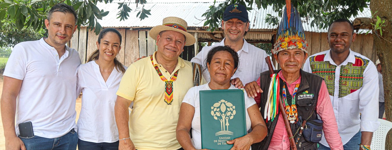 Giovani Yule, director general de la URT, realiza la entrega de 16 mil hectáreas a indígenas Piapoco y Sikuani de Puerto Gaitán 