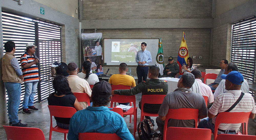 Unidad de Restitución de Tierras (URT) expuso los beneficios de la Ley 1448 de 2011 a líderes y autoridades en Yondó, Antioquia