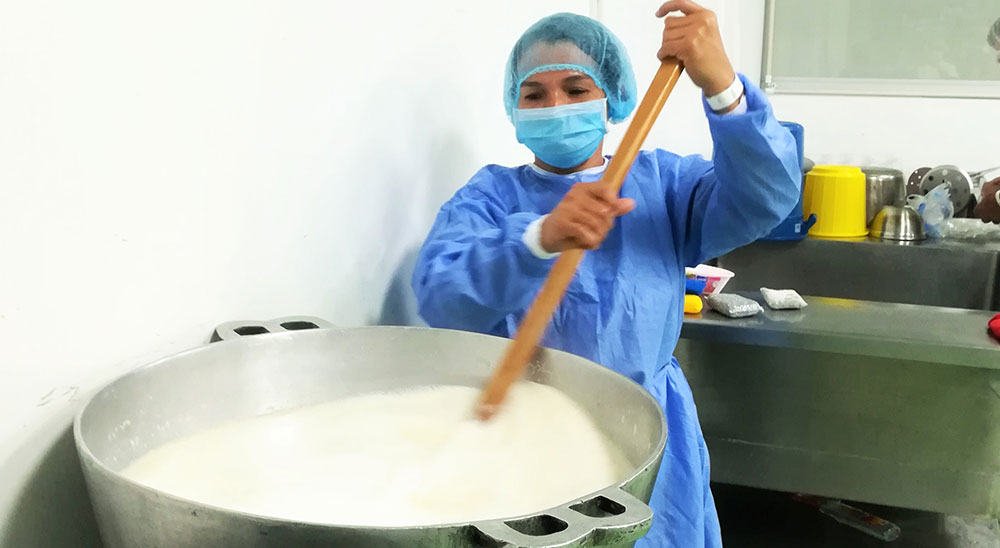 Con el apoyo del SENA, restituidos de El Zulia aprendieron a hacer yogurt griego, queso crema y leche condensada