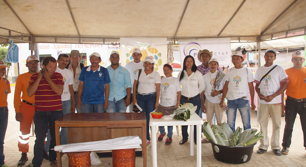 Familias restituidas de El Carmen de Bolívar ofrecieron sus productos en mercado campesino