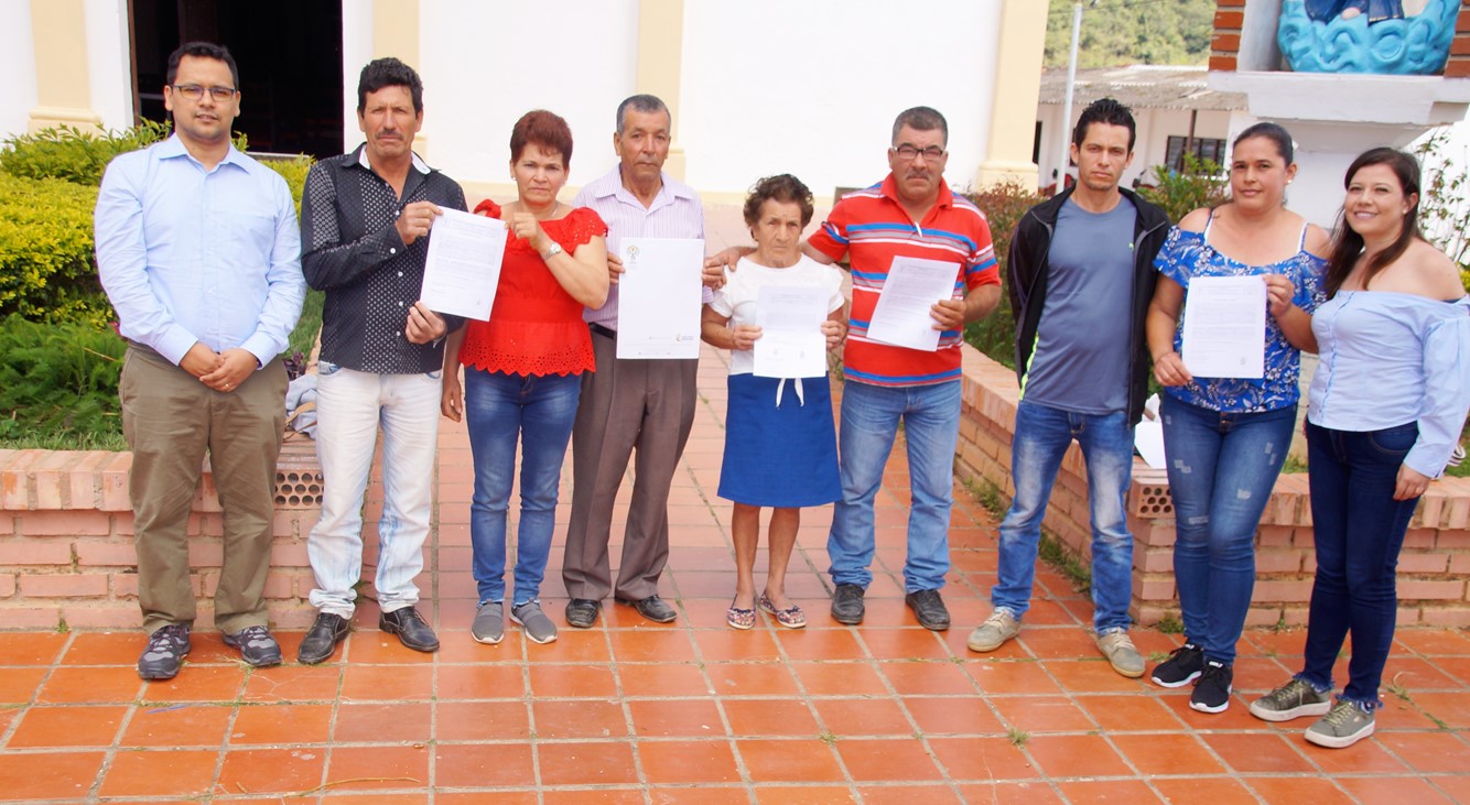 Cinco familias beneficiarias de restitución de tierras de Otaré recibieron los títulos de propiedad de sus predios