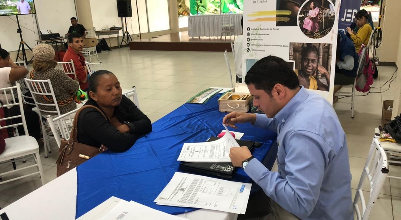 Colombianos residentes en Ecuador reciben atención en procesos de restitución de tierras