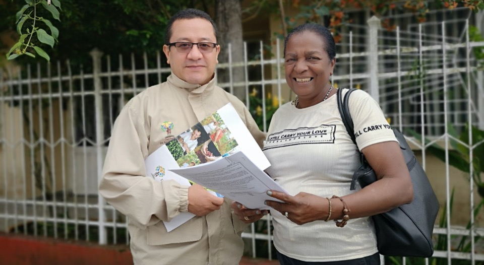 Mujer cabeza de hogar recibe casa nueva en Villagarzón, Putumayo, en compensación por su desplazamiento