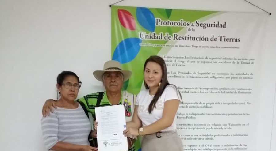 Familia sobreviviente de la masacre de Mapiripán recibió compensación por el predio que debió abandonar por la violencia