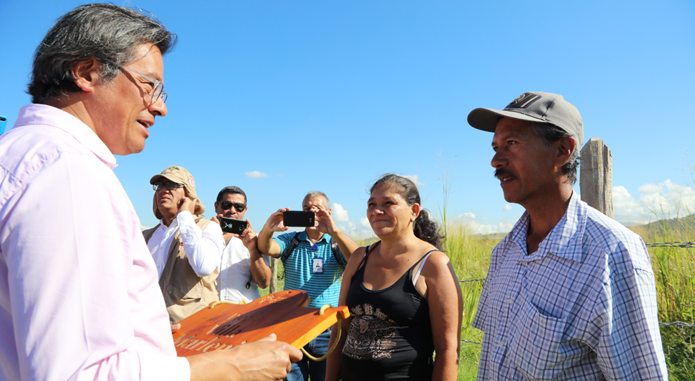Empresarios firman acuerdos comerciales con familias restituidas del Valle del Cauca