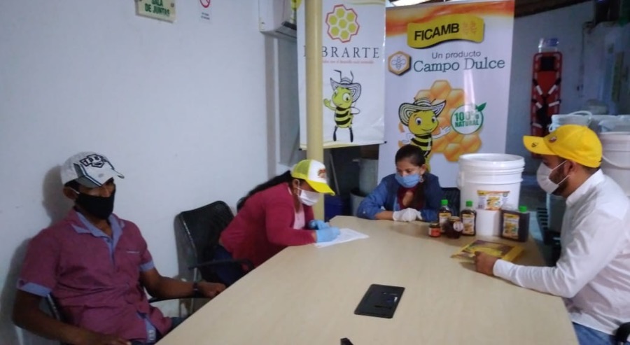 Mujer restituida firma contrato de comercialización de miel de abejas en El Bagre municipio del Bajo Cauca antioqueño