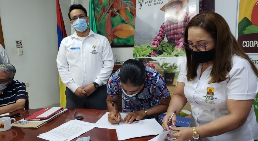 Familias restituidas de Ocaña firman contratos para comercializar 5.000 kilos de café con cooperativa del Catatumbo