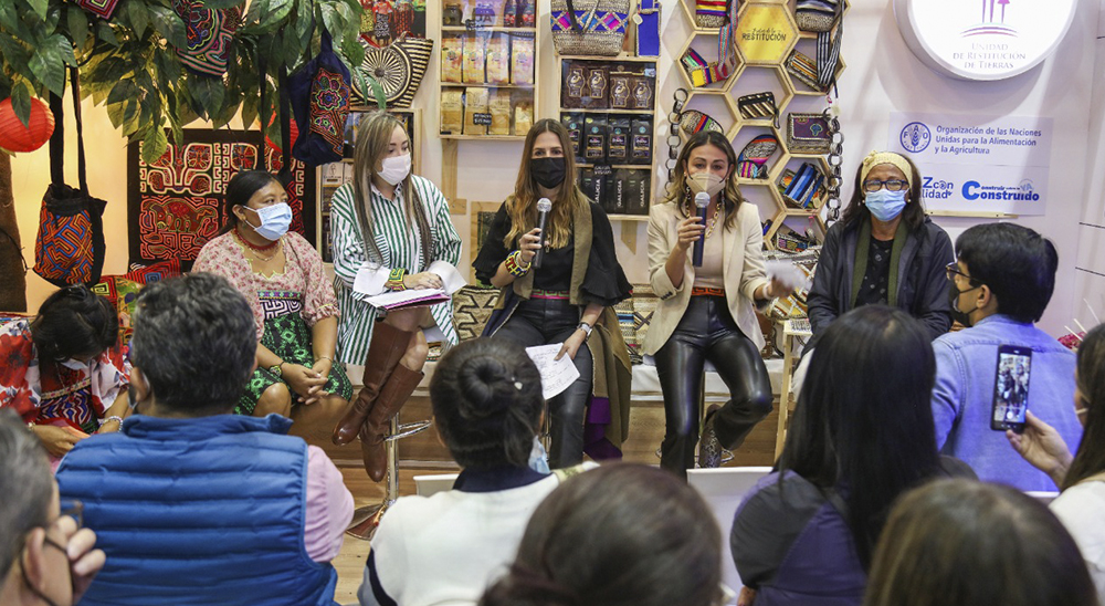 Mujeres indígenas llegan a Agroexpo con ‘Manos Ancestrales’, la estrategia que lidera la Unidad de Restitución de Tierras