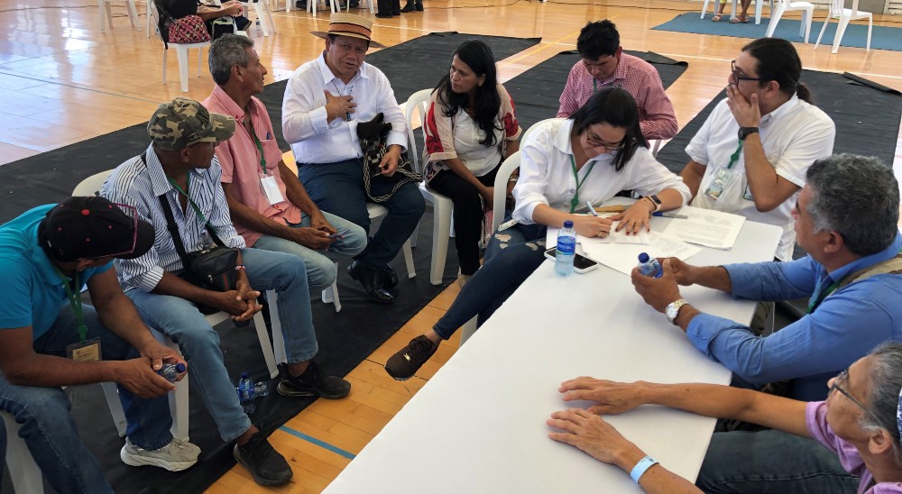 Giovani Yule, director general de la Unidad de Restitución de Tierras escucha a comunidades del Magdalena