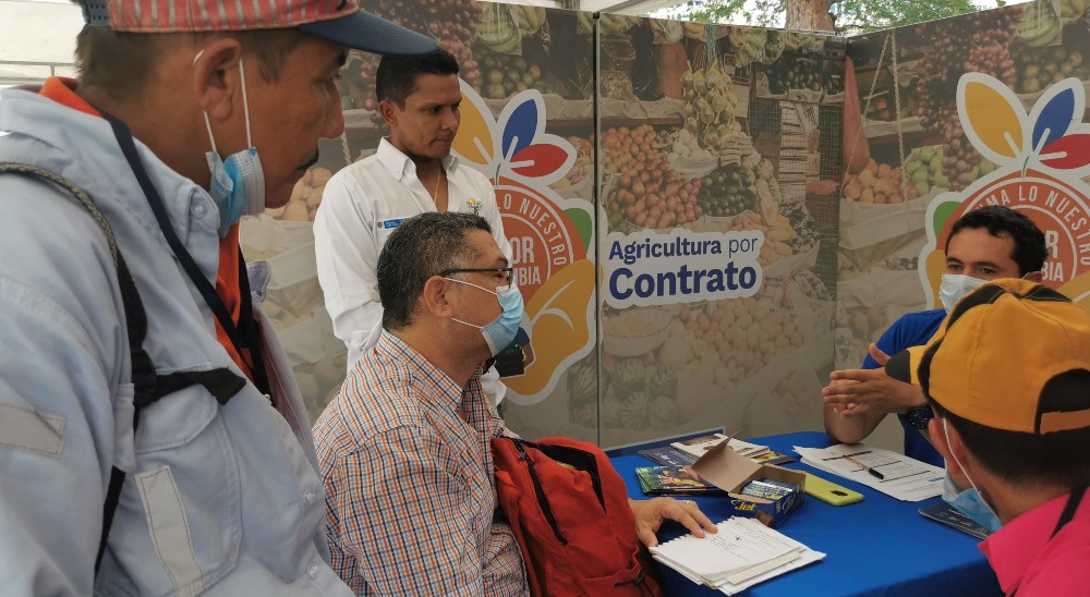 A través de una demanda presentada por la Unidad de Restitución de Tierras, de la Dirección territorial Apartadó ante los Jueces Civiles del Circuito Especializados en Restitución de Tierras, este 2022 le fue entregado un predio a una familia campesina integrada por dos mujeres y un hombre en la vereda La Victoria, del corregimiento San José de Apartadó, del municipio de Apartadó, Antioquia.     Apartadó, 09 de junio de 2022 (@URestitución). La primera familia restituida del corregimiento San José de Aparta