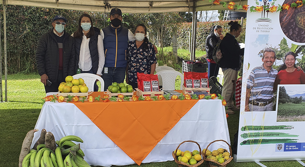 nullRestituidos de Cundinamarca comercializaron sus productos en jornada de negocios del Ministerio de Agricultura