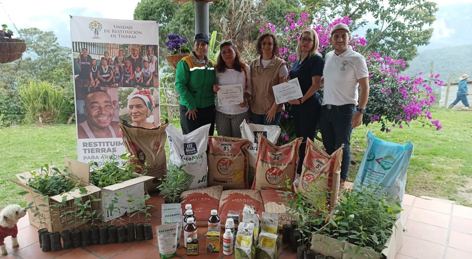 Familia beneficiaria de restitución de tierras en Chinácota, Norte de Santander, recibe proyecto productivo de ganadería y siembra de pastales
