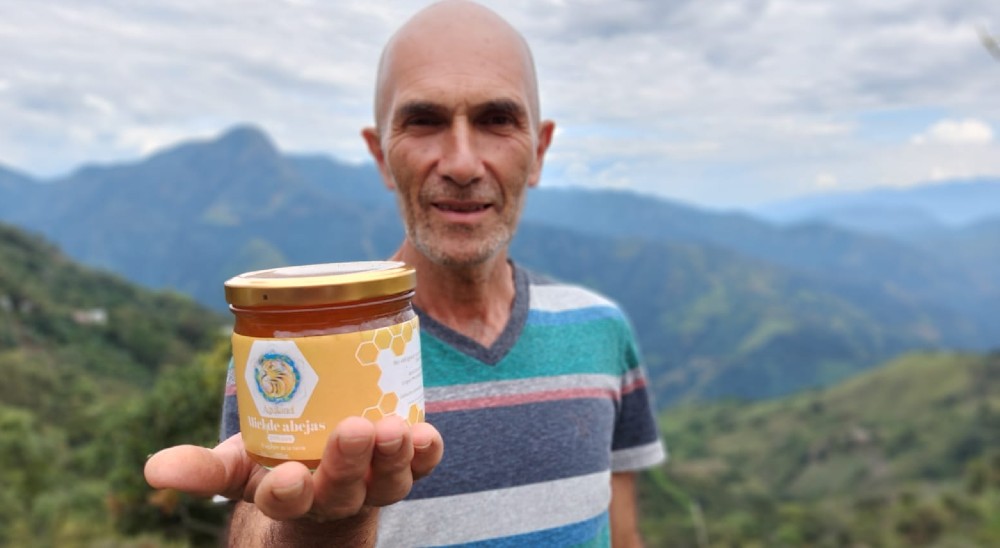 Campesinos restituidos de 14 departamentos se beneficiarán con mentoría en saberes empresariales con Russell Bedford