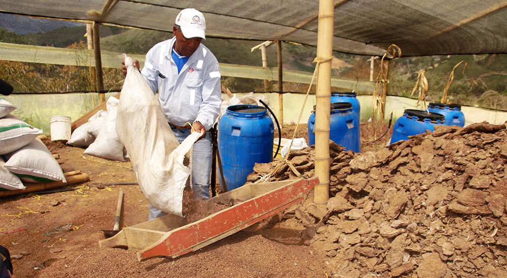 Familias restituidas y no restituidas de Otaré se benefician con una biofábrica en la que son producidos abonos orgánicos 