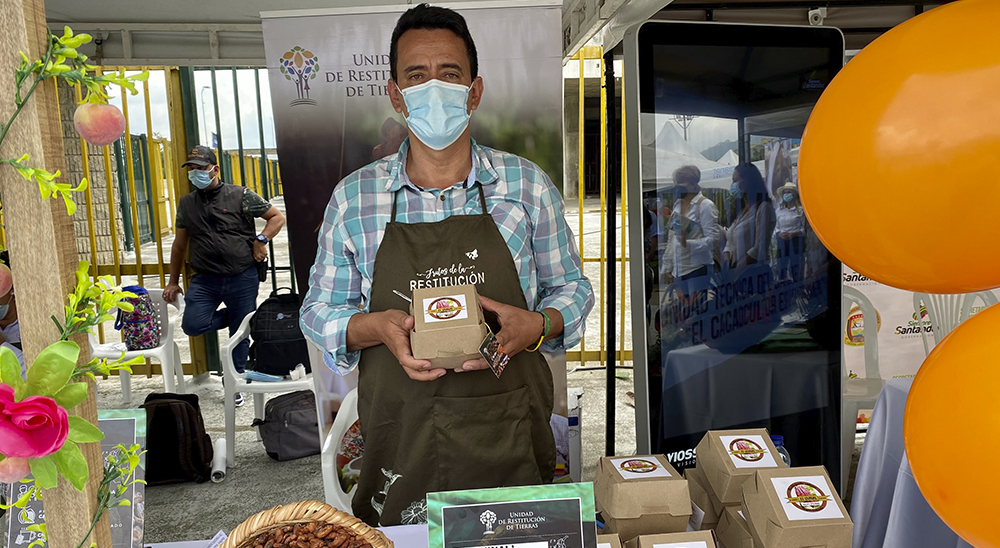 Cacaoteros restituidos comercializaron directamente sus productos en rueda de negocios del MinAgricultura 