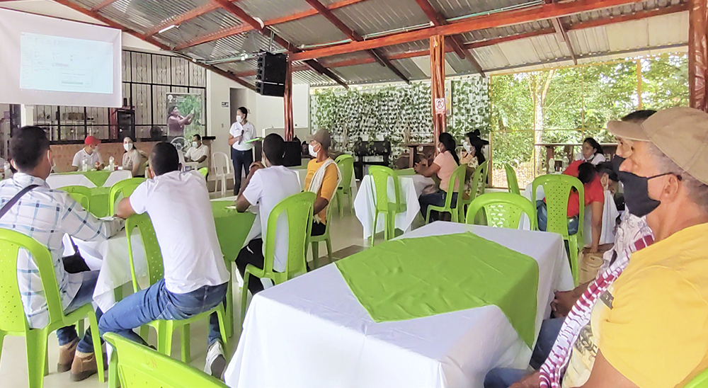 Beneficiarios de restitución de tierras firman acuerdo para comercializar productos cárnicos en Putumayo 