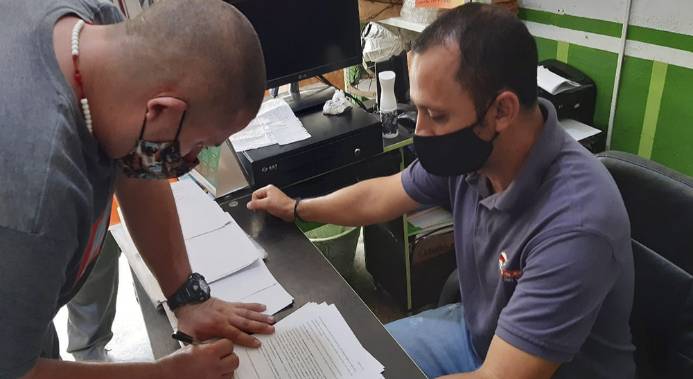 50 familias restituidas firman contratos de comercialización para garantizar la venta de sus cosechas