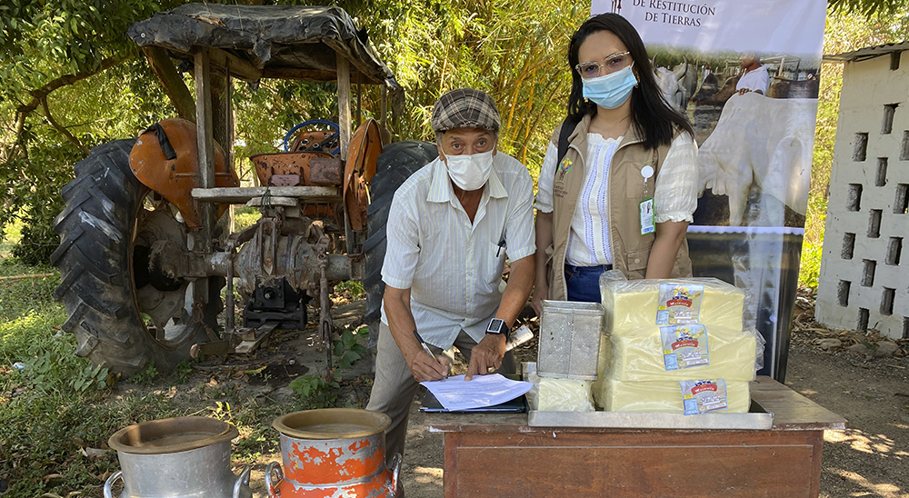 Empresa de lácteos firma acuerdo de comercialización con 12 familias restituidas en El Copey, Cesar 