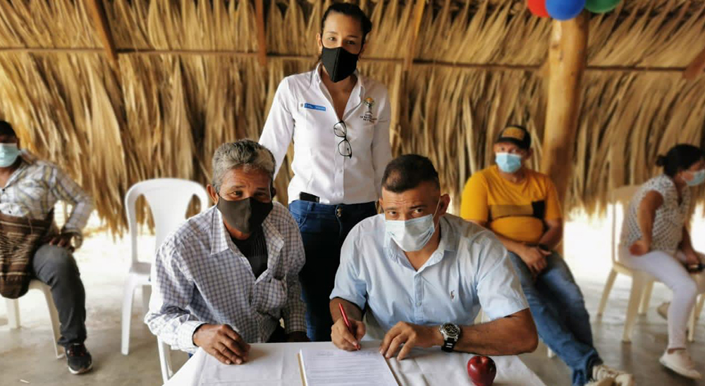 En Magdalena beneficiarios de restitución firman contrato de comercialización de 5.400 litros de leche 