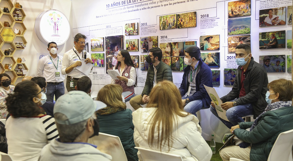 Esta es la historia de la familia Vanegas Tobón, encarnada en su empoderada hija Deisy, que recuperó su tierra por la Ley 1448 y hoy está produciendo uno de los cafés más prósperos de Montebello, Antioquia. Será una de las protagonistas de Agroexpo 2021.     Deisy solo sonríe por haber podido volver a pisar su tierra en la vereda Sabanitas, en Montebello, Antioquia. Es la cara joven de la restitución de tierras en Colombia, esa generación inspiradora de hijos de restituidos que tuvieron que escapar de sus p