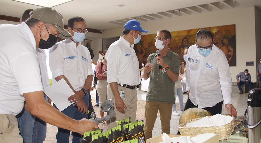 Beneficiarios en Norte de Santander, obsequiaron muestras de sus proyectos productivos al Consejero Emilio Archila 