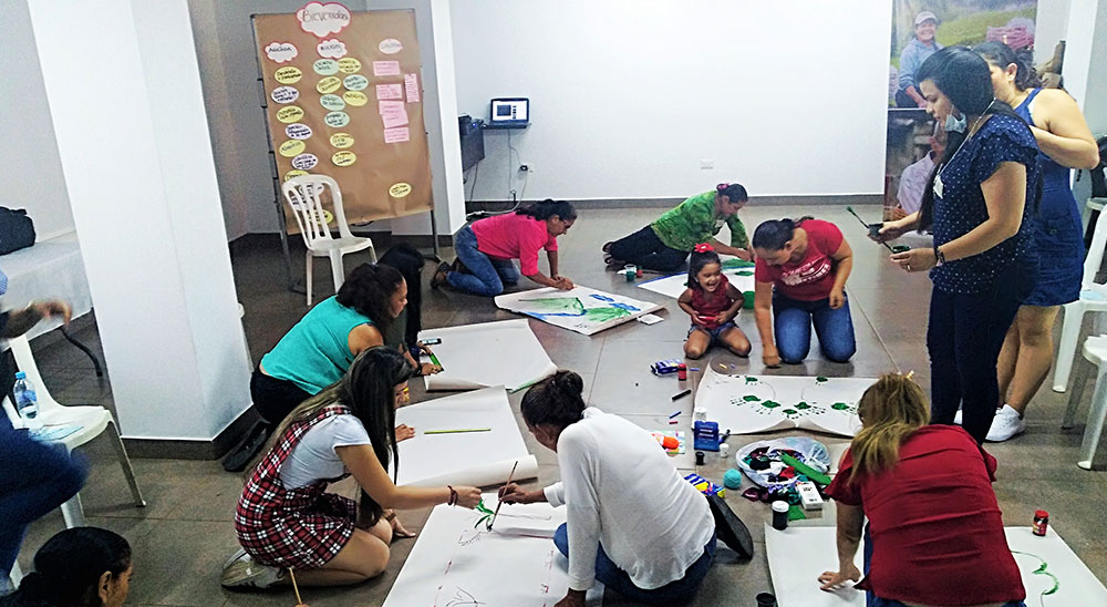 Mujeres nortesantandereanas aprenden sobre la restitución de tierras a través de herramientas sociales 