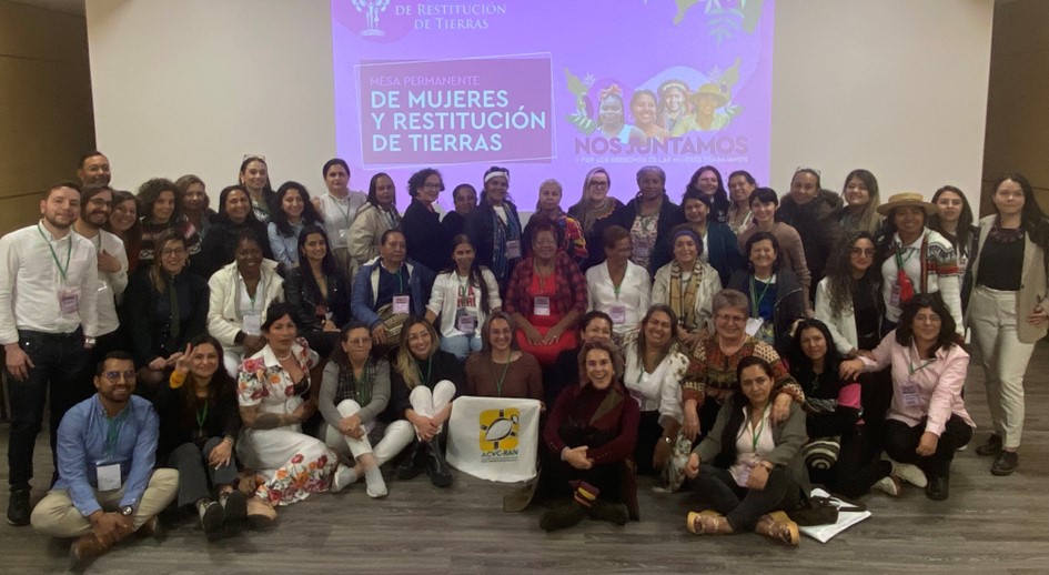 Las representantes de 43 organizaciones sociales y beneficiarias de restitución se reunieron en la Mesa de Permanente de Mujeres y Restitución de Tierras