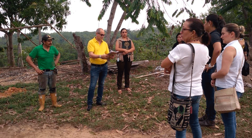 Familia restituida de Sabana de Torres, Santander, regresará a sus tierras a criar ganado y peces. 