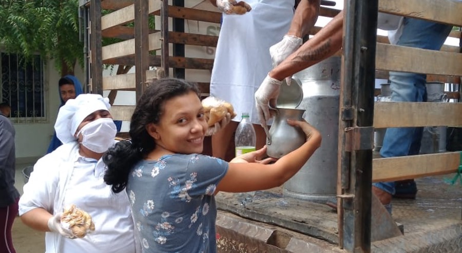 En Chibolo beneficiarios de restitución celebran el día del campesino donando leche y pan