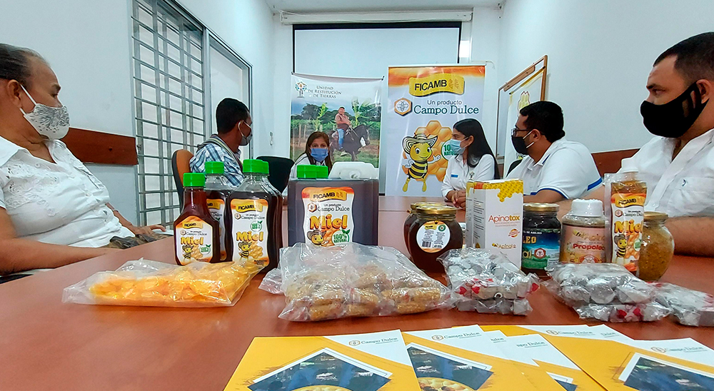 Familias restituidas de Montería y El Bagre firman contratos para comercializar la miel que producen 