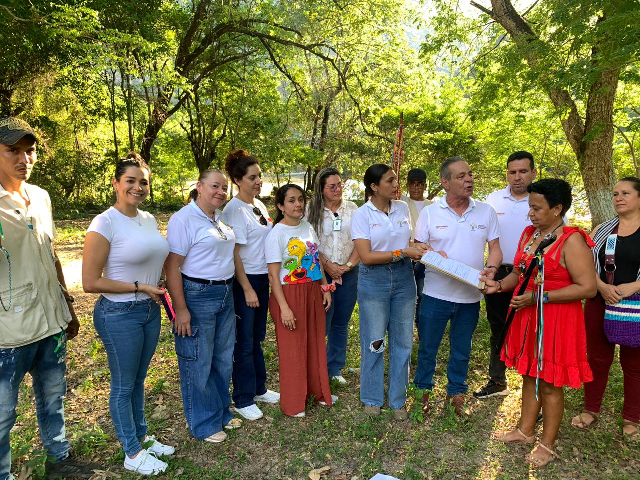 La Unidad de Restitución de Tierras (URT), gracias a las labores de la Dirección de Asuntos Étnicos (DAE) en Tolima, ha dado un paso significativo en la defensa de los derechos territoriales de las comunidades ancestrales del departamento. En días recientes, la entidad radicó una demanda de restitución de tierras en favor del Resguardo Indígena Pueblo Viejo Santa Rita La Mina, perteneciente al pueblo Pijao y ubicado en el municipio de Ataco.
