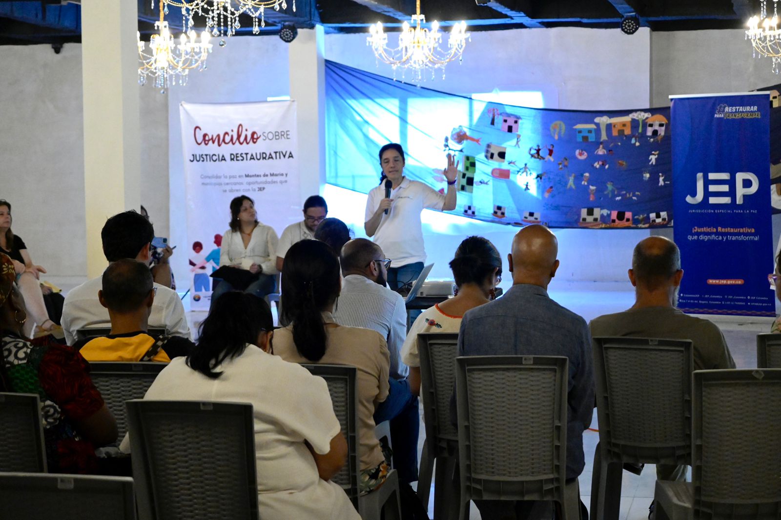 La URT y la Jurisdicción Especial para la Paz habilitaron la posibilidad de que los comparecientes demuestren su voluntad de reparación a las víctimas mediante trabajos y obras de restauración ecológica de los ecosistemas que rodean los predios restituidos. 