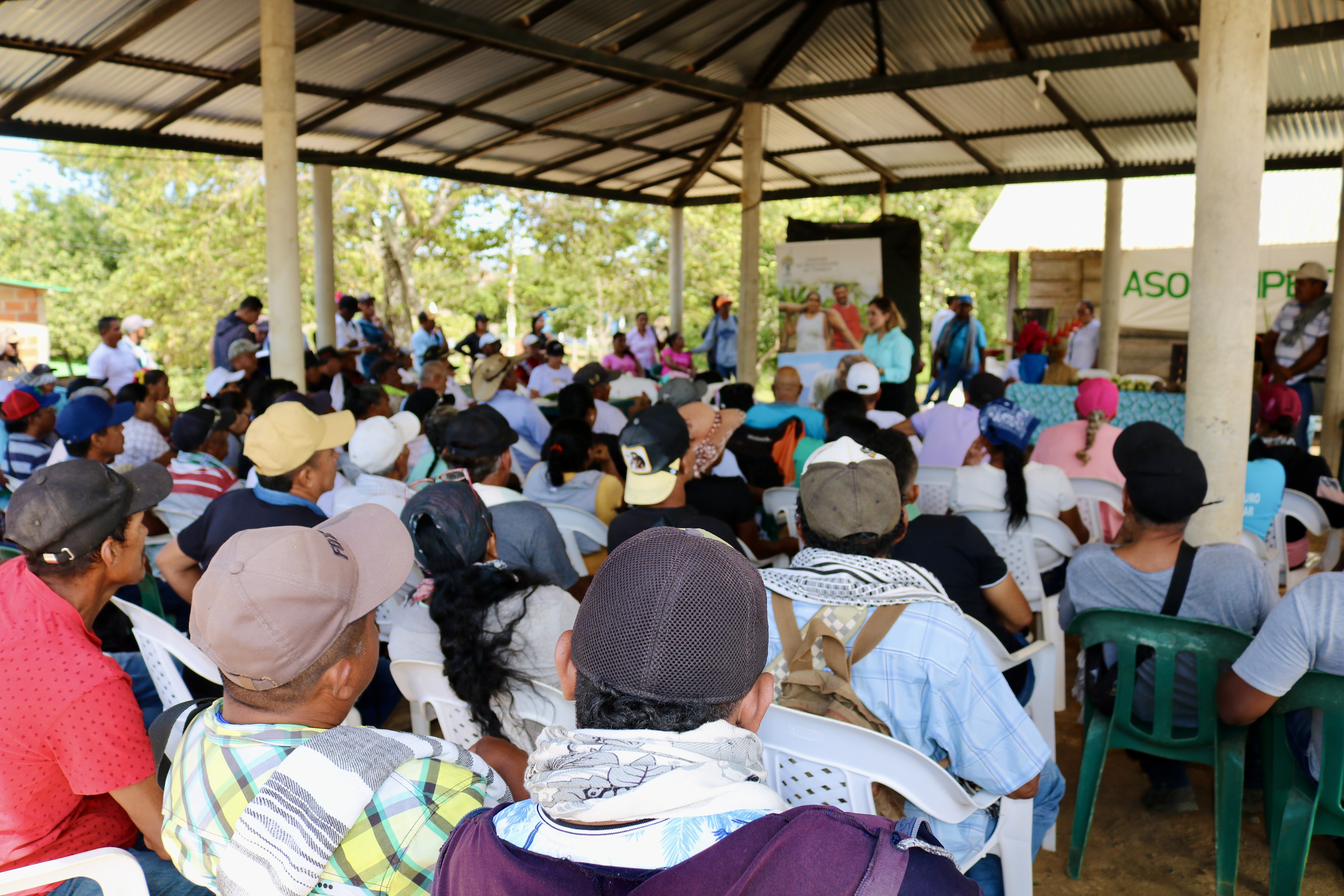 Mas de 120 personas, entre líderes, presidentes de las Juntas de Acción Comunal, campesinos, mujeres y niños asistieron a la jornada realizada en la caseta comunal de la vereda El Paraíso. 