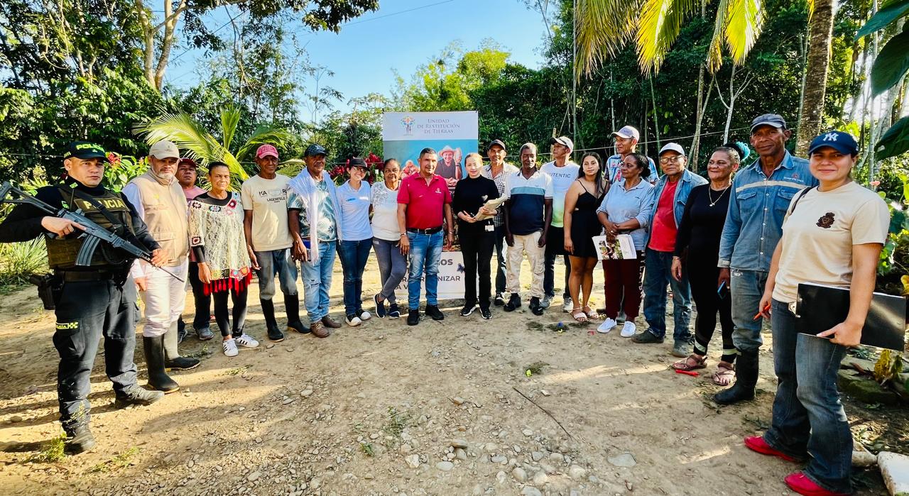 La Unidad hizo la entrega material de tres predios, ubicados en la vereda Lucitania, a la familia Arce Caballero, en cumplimiento de lo ordenado por la justicia especializada, que reconoció como víctimas a 28 herederos.  