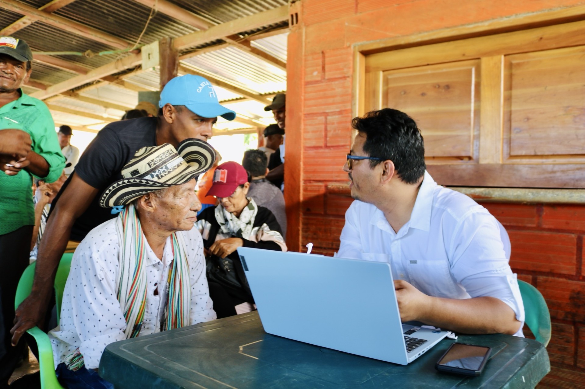 En 2024, la URT Apartadó tramitó más de 300 solicitudes de restitución en ruta individual y radicó 155 demandas. 