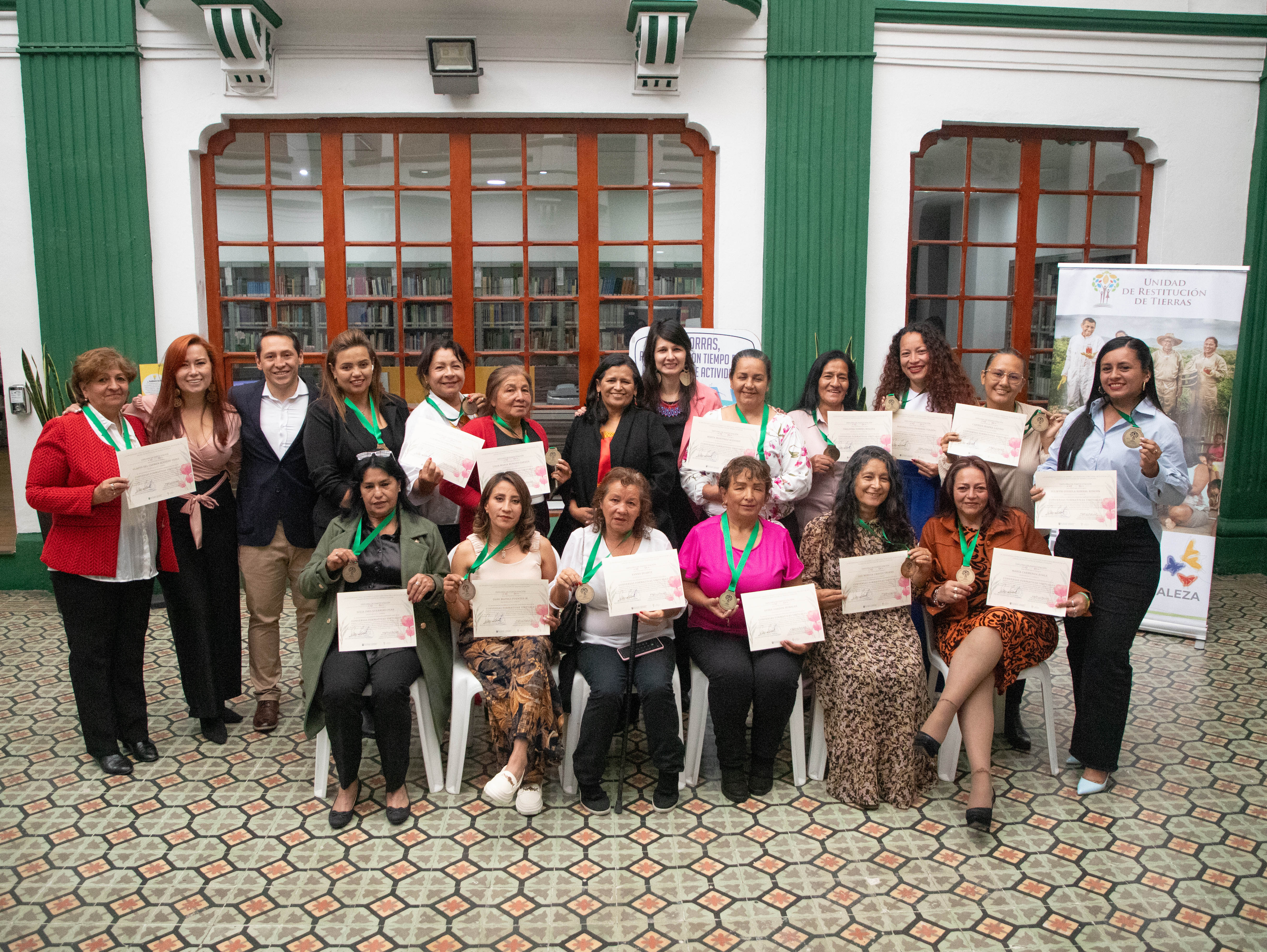 Solicitantes y beneficiarias de la URT, tal como lideresas campesinas y mujeres representantes de las mesas de víctimas, provenientes de los distintos departamentos en los que tiene jurisdicción la Dirección Territorial Bogotá, ampliaron sus conocimientos en temas de procesos estatales en el sector agricultura, ética y construcción de paz, entre otros.