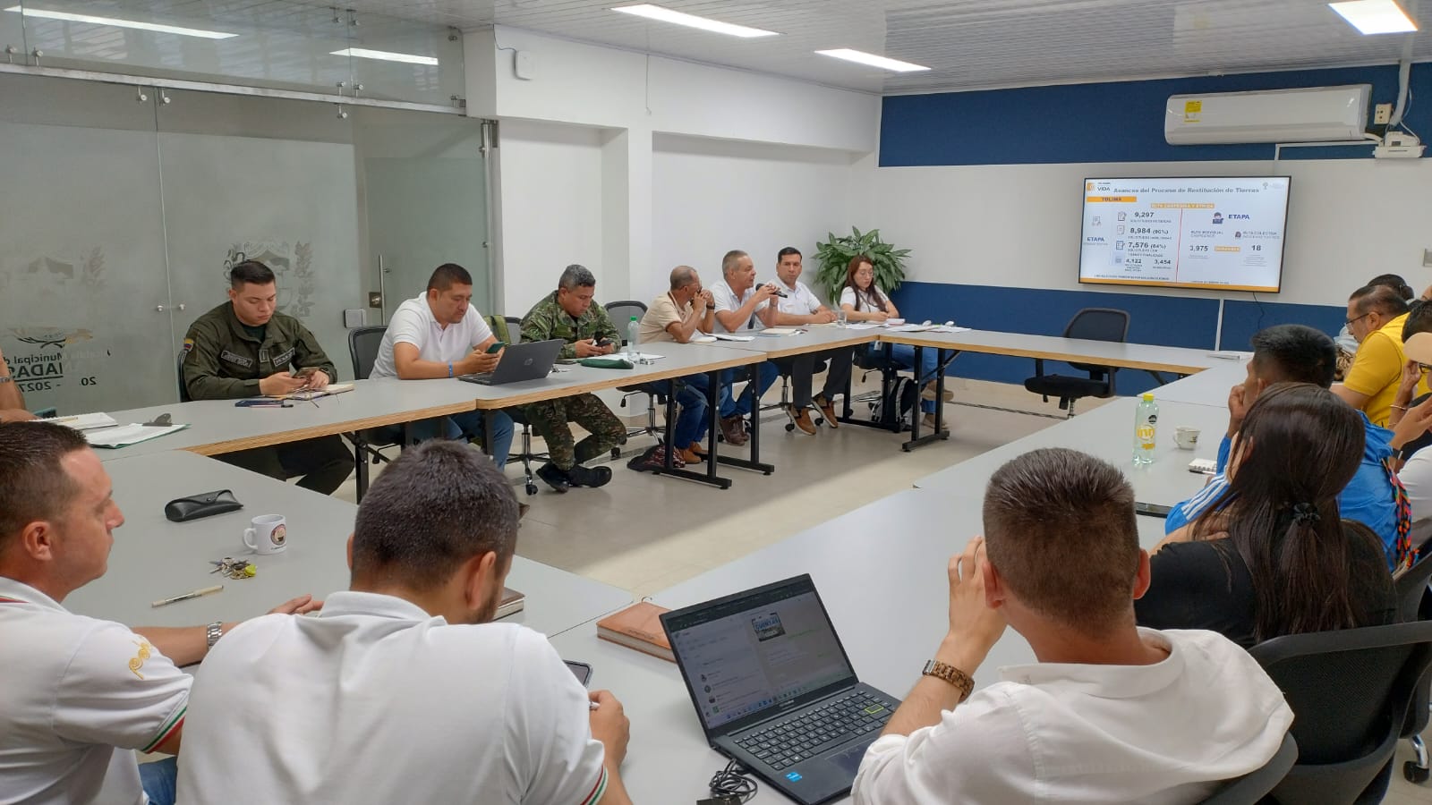 En este espacio se abordó la implementación del esquema de Seguridad Humana, se aprobó el plan de trabajo 2025 para 156 solicitudes de restitución, y se propusieron nuevos espacios de socialización. 