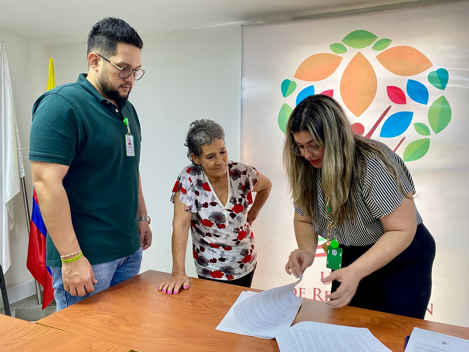 Después de 20 años, de dos desplazamientos y de creer que la esperanza estaba perdida, Iván Enrique Bayona, de 69 años, y Faride Cañizares, de 67, hoy afirman que las segundas oportunidades sí existen, gracias a la restitución de las más de 58 hectáreas de su tierra.
