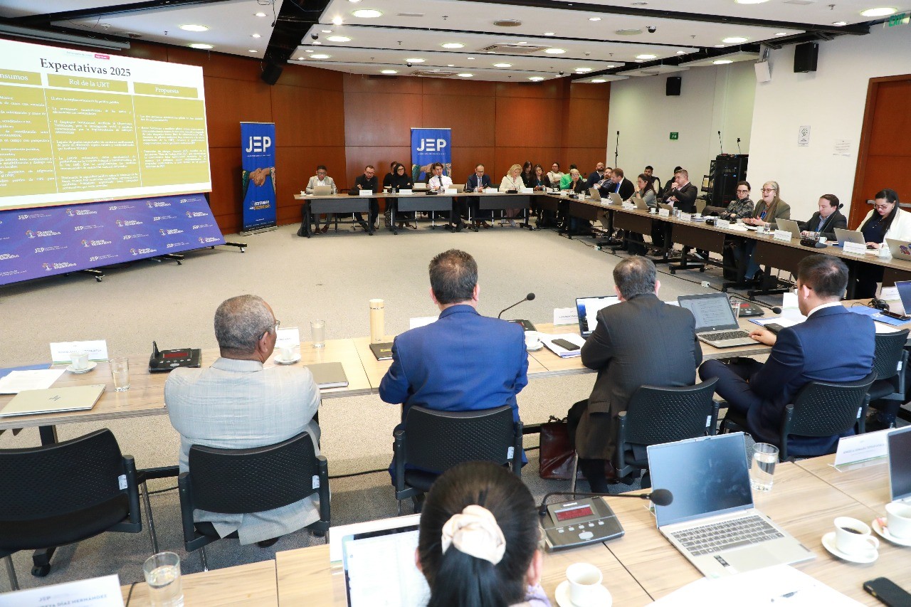 Tras dos años de trabajo conjunto entre ambas partes, la directora jurídica de la Unidad, Paula Villa Vélez, presentó los logros del proceso de articulación para hacer efectivo el restablecimiento de derechos territoriales a las víctimas y reconstruir los hechos violentos en los macrocasos de la justicia transicional.