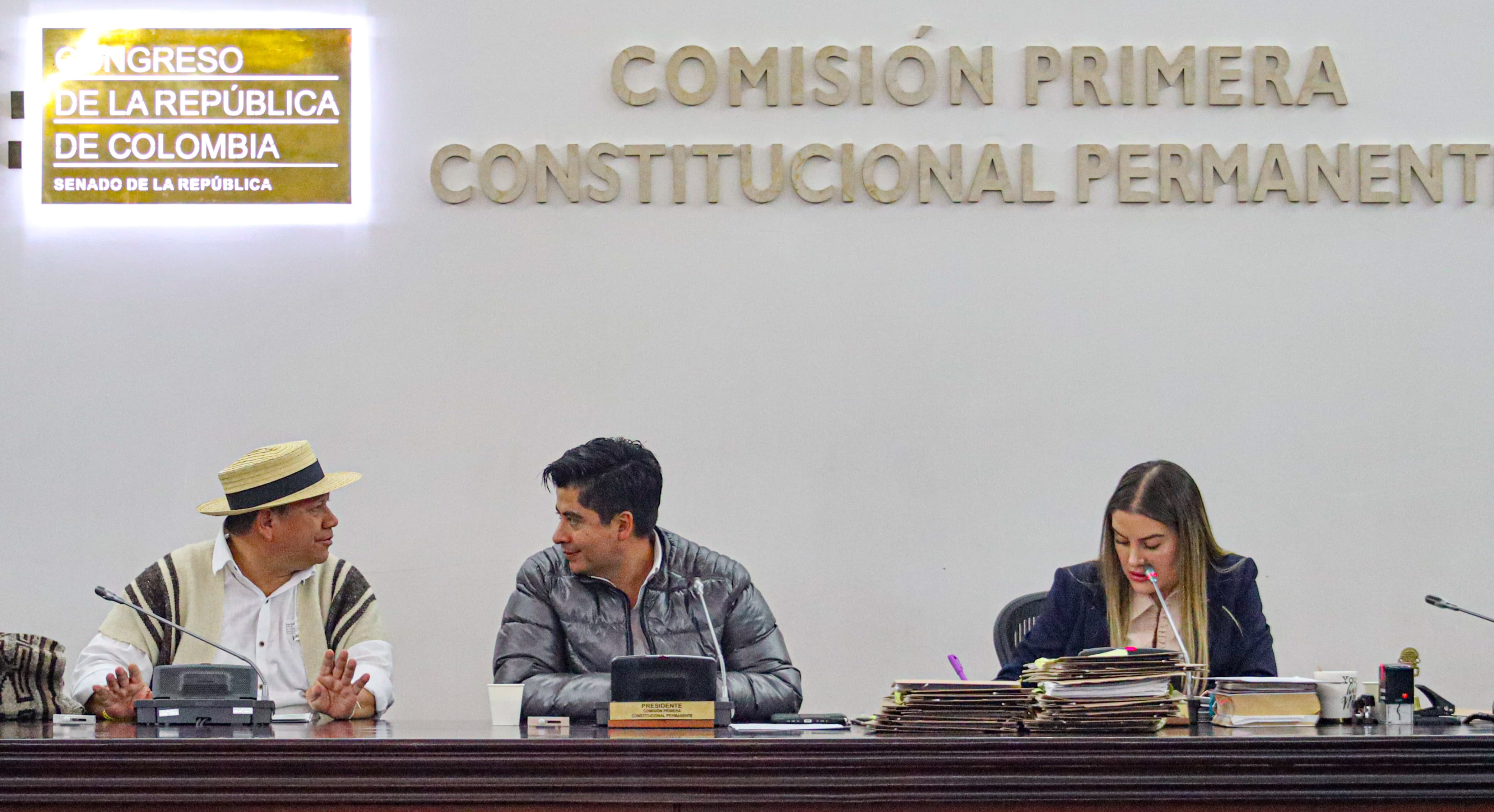 La ponencia, presentada por la senadora Clara López del Pacto Histórico, logró el respaldo mayoritario en esta instancia. De aprobarse en el Congreso, la URT obtendrá facultades jurisdiccionales para resolver casos que no tengan oposición.
